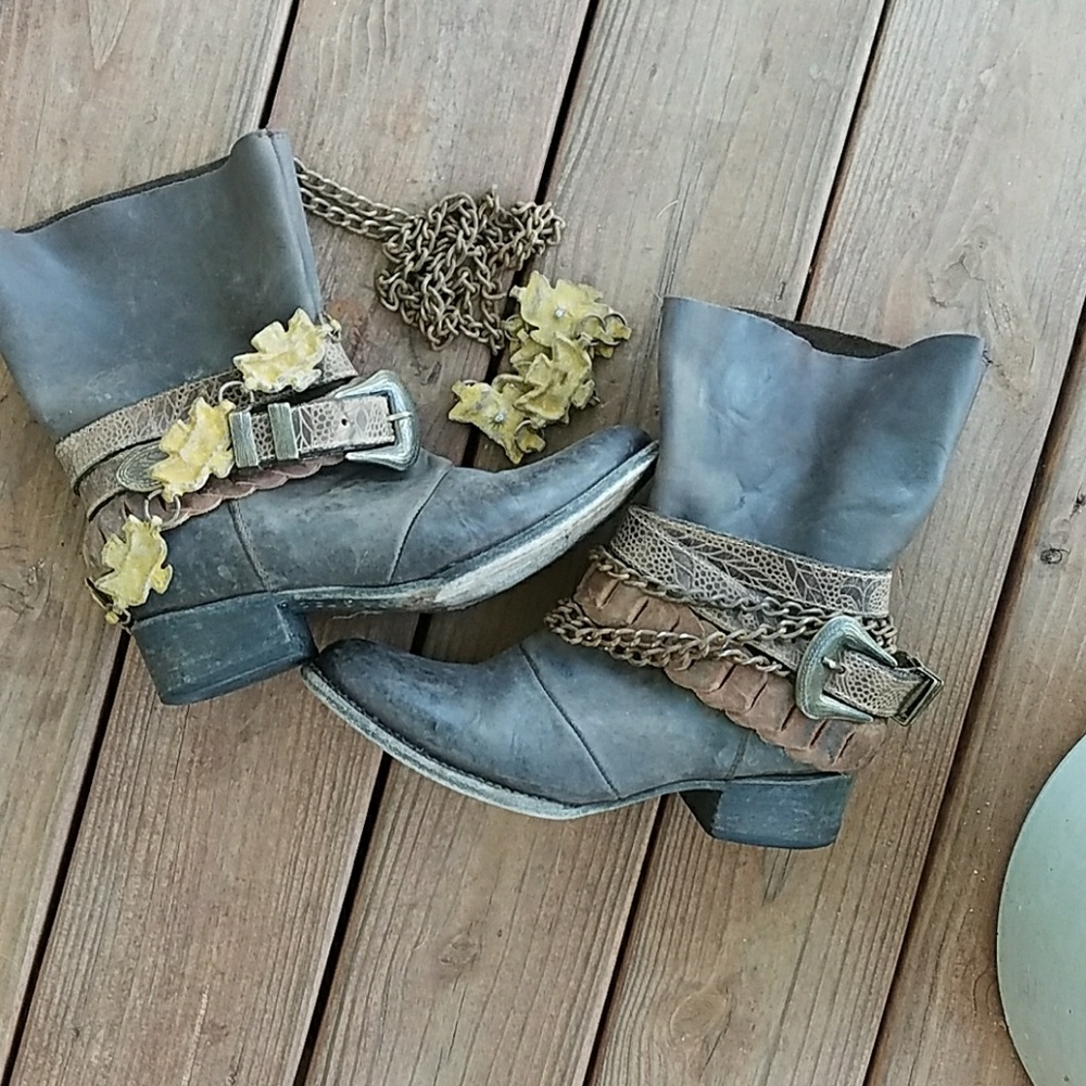 rare Freebird round toe cowboy boots short